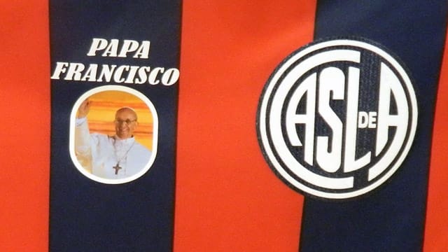 Trikot mit Papst-Porträt.