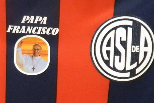 Trikot mit Papst-Porträt.