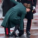 Am Rande einer Militärparade der Irish Guards anlässlich des St. Patrick's Day blieb Kate mit ihrem Absatz stecken und musste den Schuh vor den Kameras der Fotografen - von ihrem Mann William gestützt - mit der Hand wieder herausziehen.