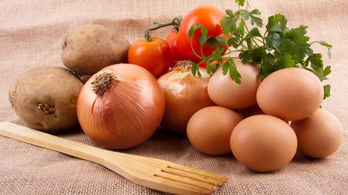 Lebensmittel richtig lagern: Rohe Eier nicht neben Zwiebeln aufbewahren.