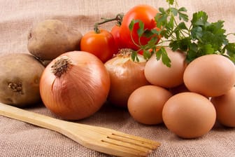 Lebensmittel richtig lagern: Rohe Eier nicht neben Zwiebeln aufbewahren.