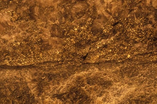 Goldadern erzeugen seit jeher menschliche Sehnsüchte: Wissenschaftler haben nun herausgefunden, dass Erdbeben ihr Entstehen beschleunigen