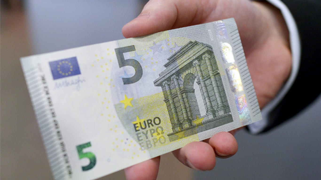 Der neue Fünfer ist der erste der zweiten Generation der Euro-Scheine seit der Einführung