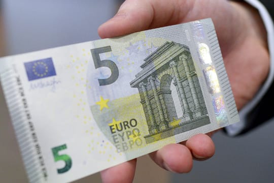 Der neue Fünfer ist der erste der zweiten Generation der Euro-Scheine seit der Einführung