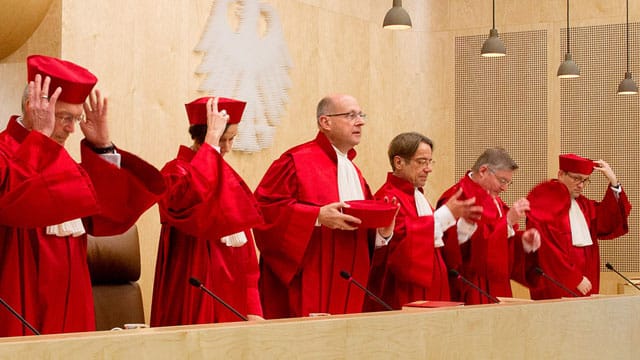 Der Deal im Strafprozess ist mit dem Grundgesetz vereinbar und damit rechtmäßig. Das hat das Bundesverfassungsgericht am Dienstag in Karlsruhe entschieden. Der Deal im Strafprozess ist mit dem Grundgesetz vereinbar und damit rechtmäßig. Das hat das Bundesverfassungsgericht am Dienstag in Karlsruhe entschieden.