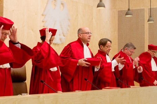 Der Deal im Strafprozess ist mit dem Grundgesetz vereinbar und damit rechtmäßig. Das hat das Bundesverfassungsgericht am Dienstag in Karlsruhe entschieden.