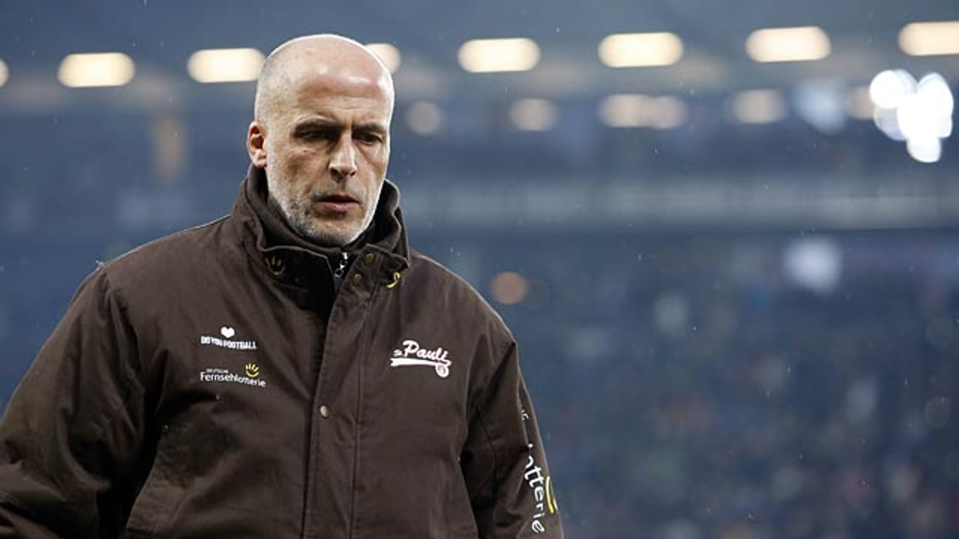 St. Paulis Coach Michael Frontzeck verletzt sich beim Trainingsspiel.