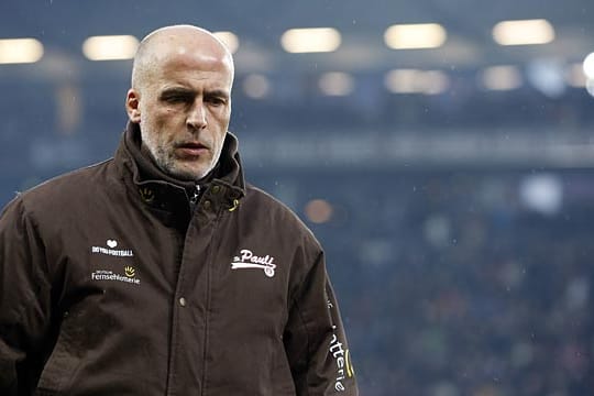 St. Paulis Coach Michael Frontzeck verletzt sich beim Trainingsspiel.