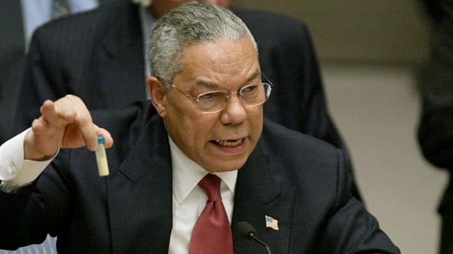 2003 plädierte Colin Powell vor dem Weltsicherheitsrat für den Sturz Saddam Husseins. 2003 plädierte Colin Powell vor dem Weltsicherheitsrat für den Sturz Saddam Husseins.