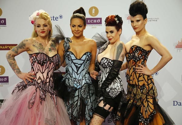 Glamour, Erotik und Gesang: Die deutsche Künstlergruppe Sinderellas sorgte für ein optisches Highlight auf dem roten Teppich.