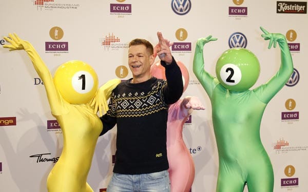Weil Peter Plate jetzt als Solokünstler unterwegs ist, hat er sich Verstärkung durch lebende Billardkugeln geholt.