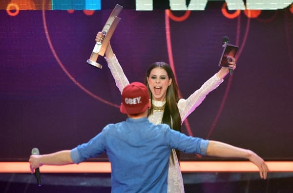 Roman Lob bekam den Radio-Echo von Lena Meyer Landrut überreicht. Die hat sich mächtig für ihren Kollegen gefreut.