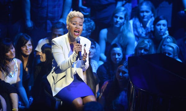 Emeli Sandé sorgte für den emotionalen Höhepunkt der Show. Sie performte ihr Lied "Read all about it" und wurde nur vom Klavier begleitet.