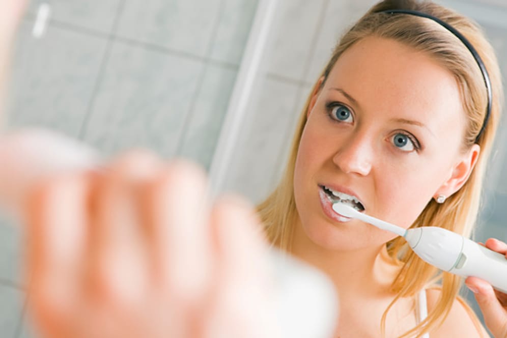 Warentest testet elektrische Zahnbürsten: Ein Discounter-Produkt überzeugt.
