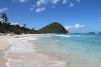 Das "Caribbean Journal" stellt besonders tolle Karibikstrände vor. Dazu gehört auch Long Bay auf der Insel Tortola der British Virgin Islands