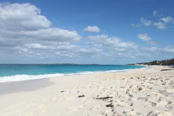Cabbage Beach auf der Bahamas-Insel Paradise Island ist ein öffentlicher Strand unweit des Atlantis Resorts.