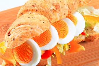 Neben Süßigkeiten bleiben auch zahlreiche hartgekochte Eier nach Ostern übrig. Die einfachste Verwendung: In Scheiben schneiden und ein Sandwich damit belegen.