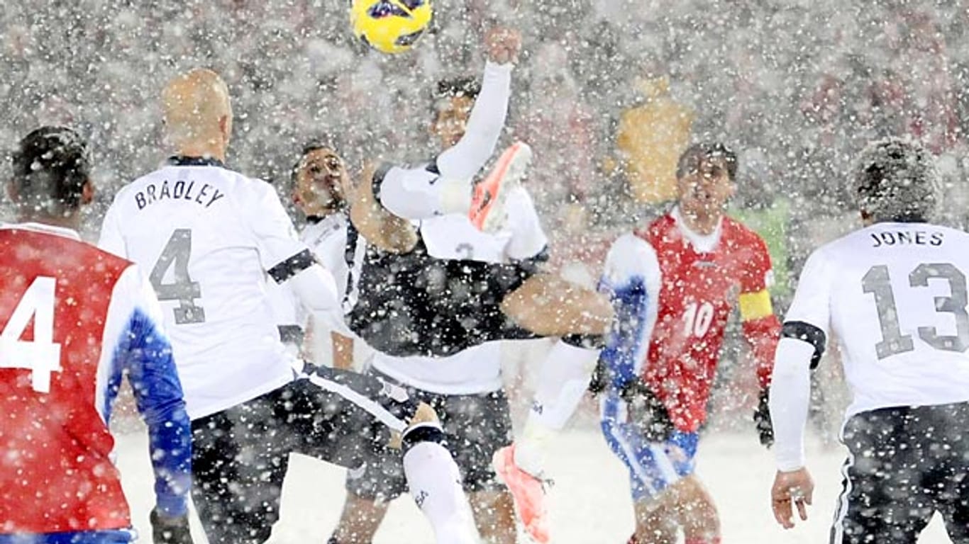 Der Amerikaner Geoff Cameron setzt mitten im Schneegestöber zum Fallrückzieher an.