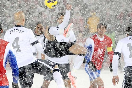 Der Amerikaner Geoff Cameron setzt mitten im Schneegestöber zum Fallrückzieher an.