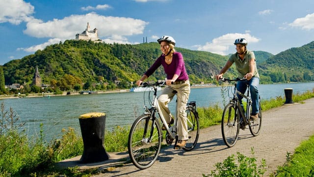 Radfahren auf dem Rheinradweg.