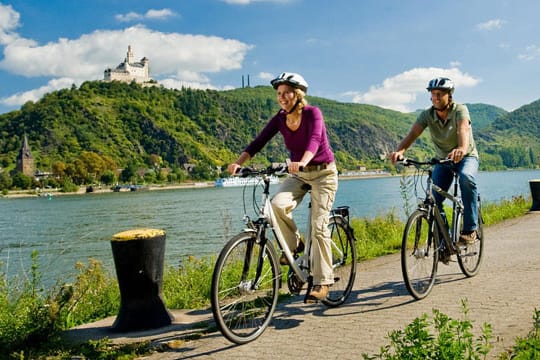 Radfahren auf dem Rheinradweg.