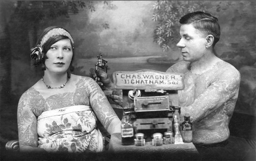 Charlie Wagner war Anfang des 20. Jahrhunderts ein legendärer Tattoo-Künstler. Seine Frau, Maud Wagner, war die erste weibliche Tätowiererin der USA.