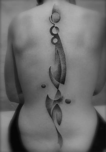 Diesen weiblichen Rücken ziert ein Tattoo vom belgischen Tätowierer Sky vom Tattoo-Studio L’art du Point in Brüssel.