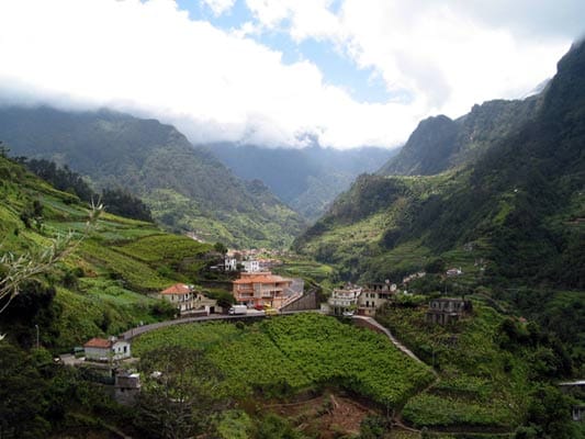 ER 228 auf Madeira: Insgesamt bieten die knapp 60 Kilometer bis Sao Vicente unzählige schroffe Felsen und tiefe Täler.