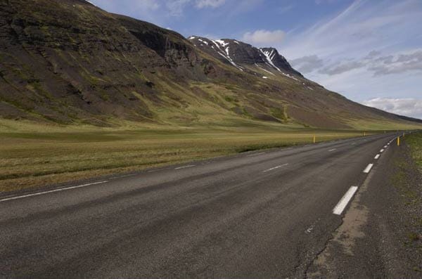 Wer von den Wasserfällen am Skogafoos auf dem isländischen Highway 1 die etwa 33 Kilometer nach Vik fährt, passiert eine wüstenähnliche Landschaft