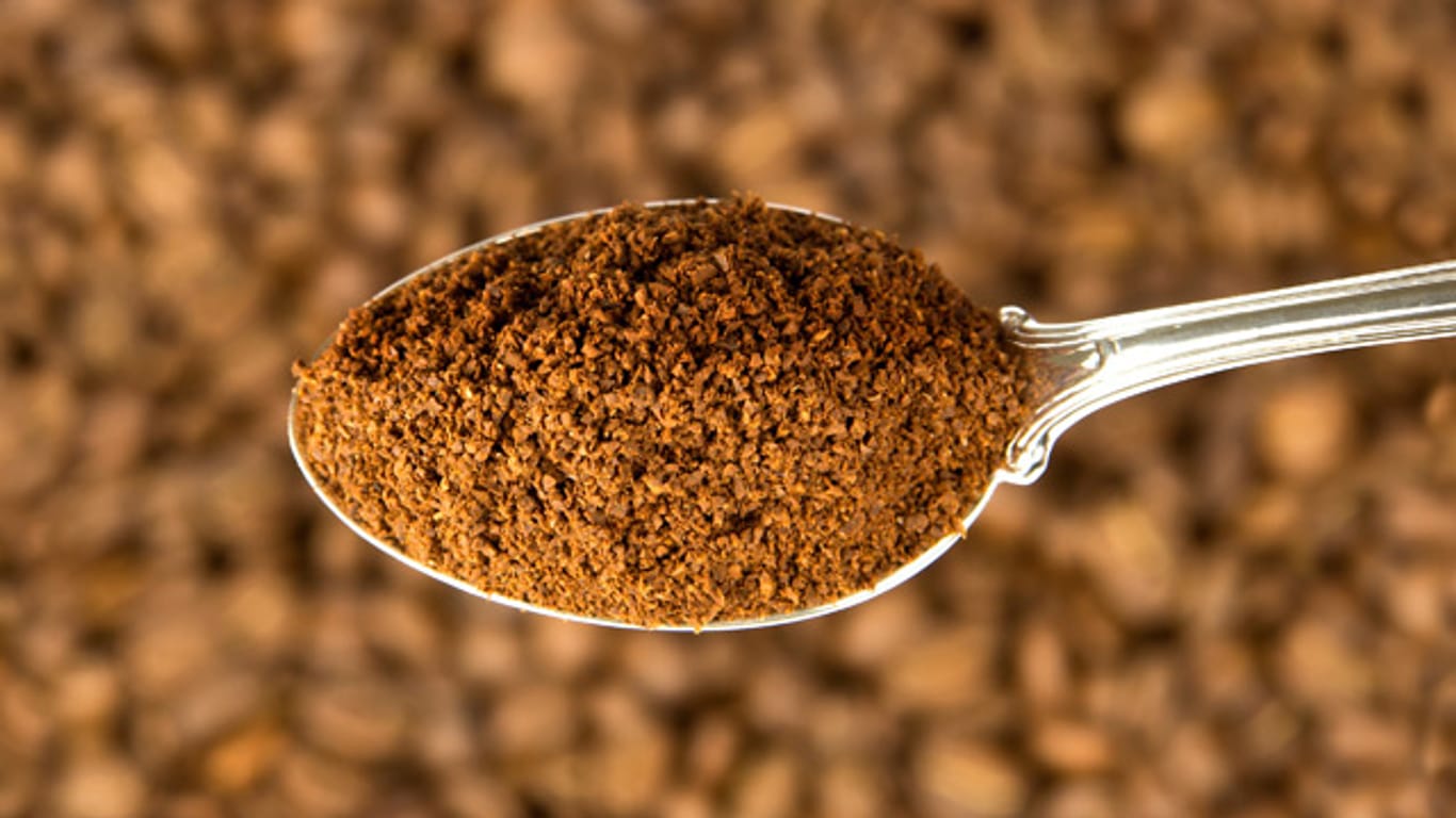 Einige Hersteller strecken ihren Pulverkaffee mit Zusatzstoffen und führen so Verbraucher in die Irre.