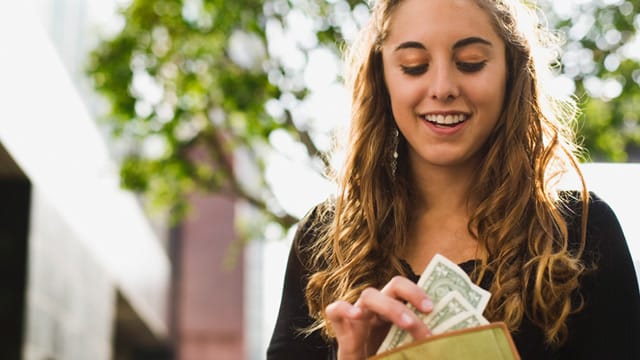 Am liebsten geben Teenager ihr Geld für Kleidung aus.