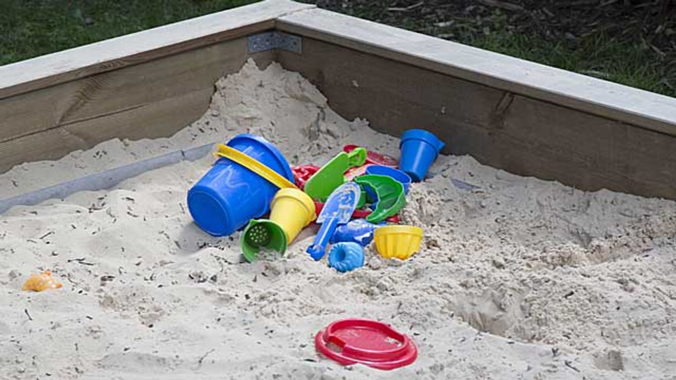 Ein Sandkasten lässt sich gut selber bauen.