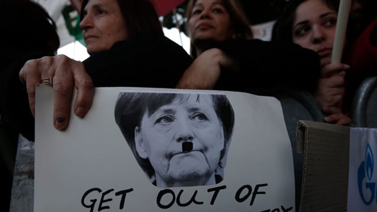 Bundeskanzlerin Angela Merkel (CDU) mit Hitler-Bart und in Nazi-Uniform: ein typisches Bild der Euro-Krise