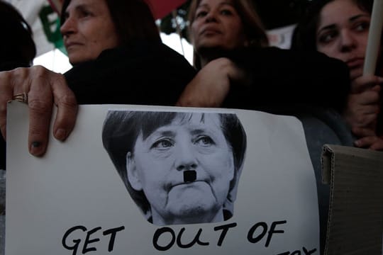 Bundeskanzlerin Angela Merkel (CDU) mit Hitler-Bart und in Nazi-Uniform: ein typisches Bild der Euro-Krise