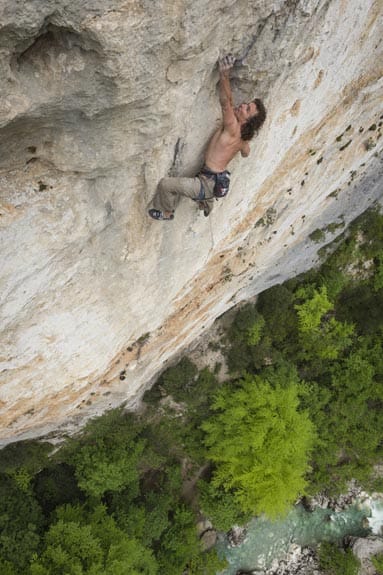 Stefan Glowacz klettert in der Verdonschlucht einen Versuch in der 2. Seillänge. Stefan Glowacz klettert in der Verdonschlucht einen Versuch in der 2. Seillänge.