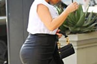 Vorne kurz, hinten etwas länger: Kim Kardashian steht zwar die Farbe schwarz, dennoch ist der Schnitt des Kleides nicht gerade schmeichelhaft.
