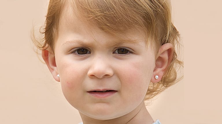 Schon kleine Mädchen sind von Schmuck wie Ohrringen fasziniert.