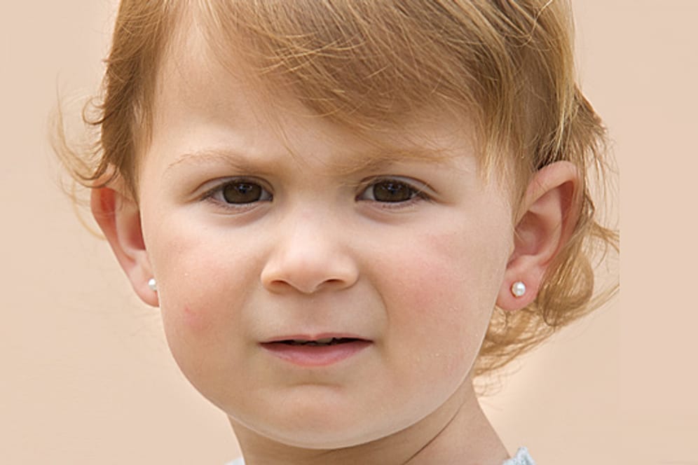 Schon kleine Mädchen sind von Schmuck wie Ohrringen fasziniert.