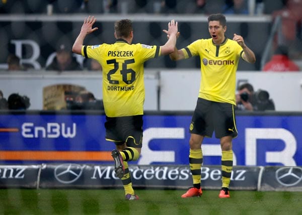 Am Ende setzt sich Borussia Dortmund mit 2:1 durch. Lukasz Piszczek (29.) und Robert Lewandowski (82.) treffen für den Deutschen Meister. Alexandru Maxim (63.) hatte für Stuttgart zwischenzeitlich ausgeglichen.
