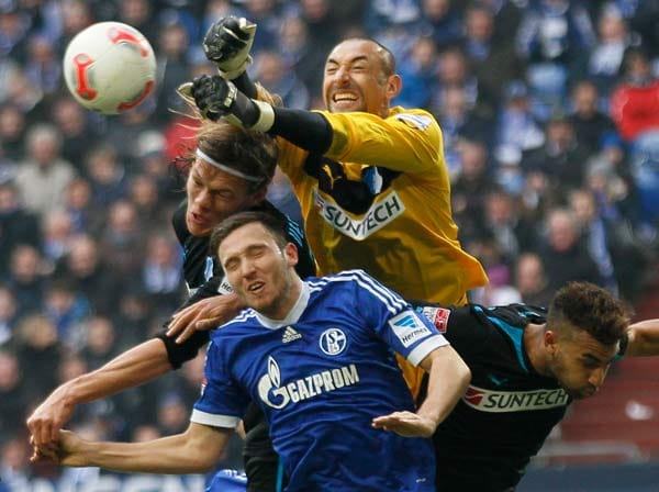 Kompromisslos geht Hoffenheims Keeper Heurelho Gomes bei dieser Aktion zu Werke. Am Ende setzt sich dennoch der FC Schalke 04 durch.