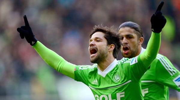 In der ersten Sonntagspartie bringt Diego den VfL Wolfsburg per Freistoß (2. Minute) früh in Führung. Ivica Olic (27.) erhöht noch vor der Pause auf 2:0.