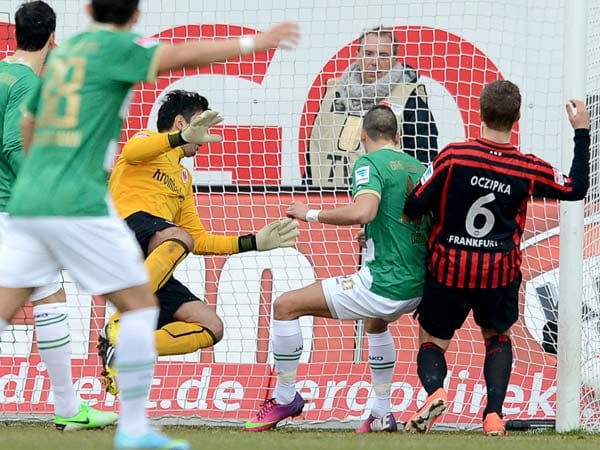 Zum Abschluss des Spieltags empfängt Greuther Fürth Eintracht Frankfurt. Schon nach zwei Minuten rappelt es im Kasten der Hessen. Nikola Djurdjic erzielt das 1:0 für den Tabellenletzten.