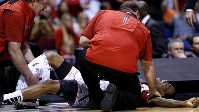 Die Schmerzen sind Kevin Ware von den Louisville Cardinals anzusehen.