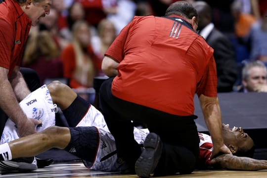 Die Schmerzen sind Kevin Ware von den Louisville Cardinals anzusehen.