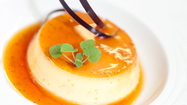 Crème Caramel: Das leckere, französische Dessert mit süßer Karamellsoße und sahniger Vanillecreme.