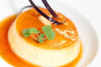 Crème Caramel: Das leckere, französische Dessert mit süßer Karamellsoße und sahniger Vanillecreme.