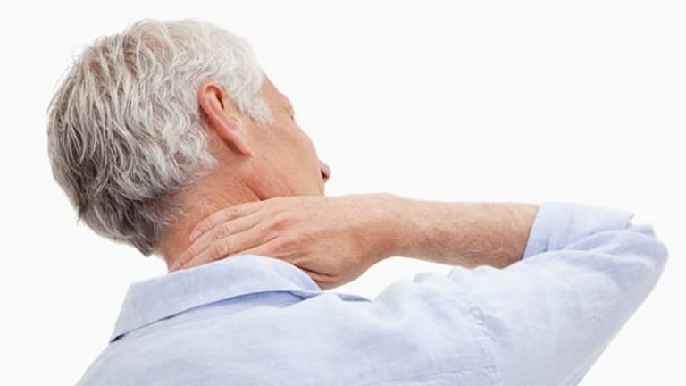 Schmerzende Verspannungen der Nacken- und Schultermuskeln auf einer Körperseite können Anzeichen für Parkinson sein.