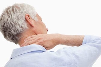 Schmerzende Verspannungen der Nacken- und Schultermuskeln auf einer Körperseite können Anzeichen für Parkinson sein.