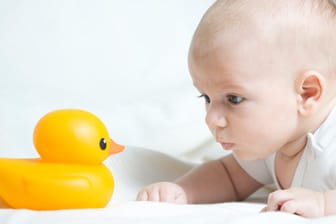 Neugier: Bereits von der Geburt an sind Kinder neugierig.