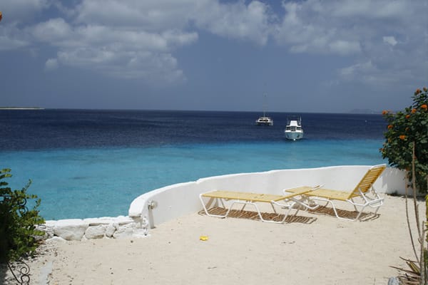 Mehr als 80 ausgewiesene Tauchplätze reihen sich an der Westküste und auf Klein-Bonaire aneinander, die meisten direkt vom Strand aus zu erreichen.